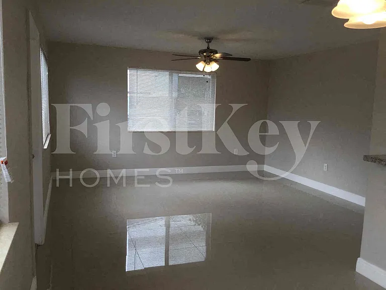 1785 SW 43rd Ave — Photo 3