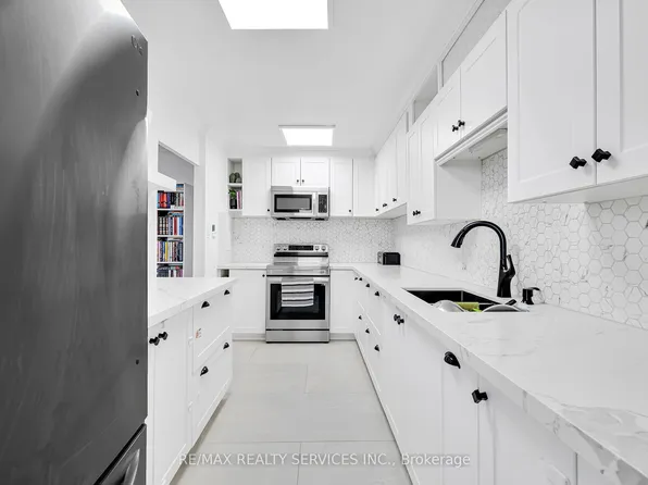 180 Markham Rd #1701, Toronto, ON M1M 2Z9