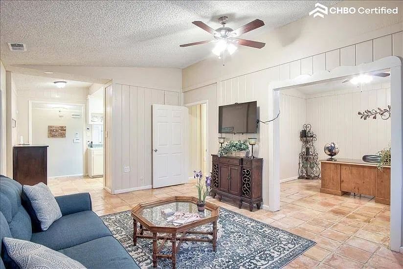 Sunset Hills Furnished House — Photo 1