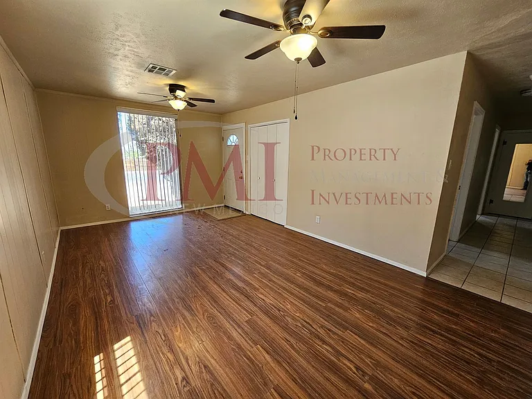 1735 S Locust St — Photo 9