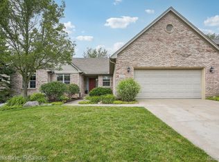 6131 Foxfire Cir, Clarkston, MI 48346