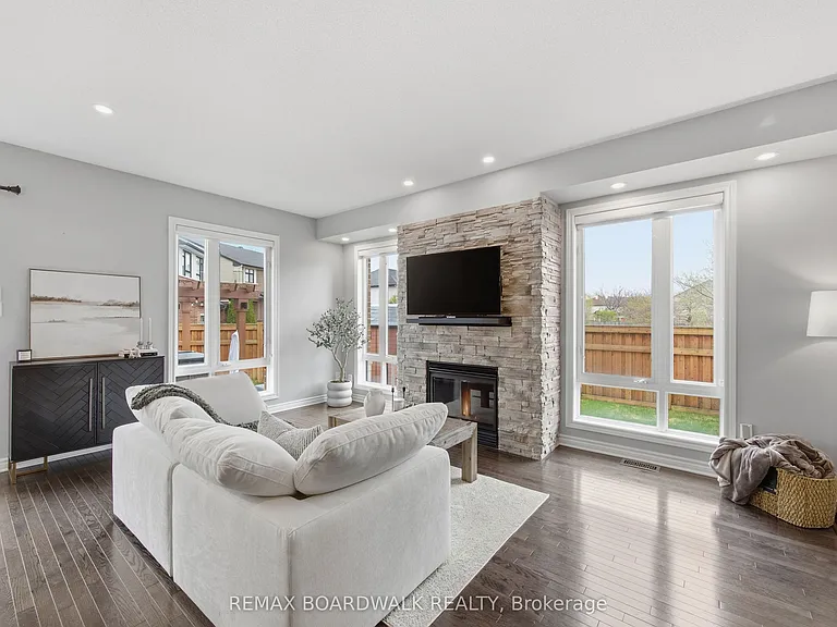 375 Cooks Mill Cres — Photo 16