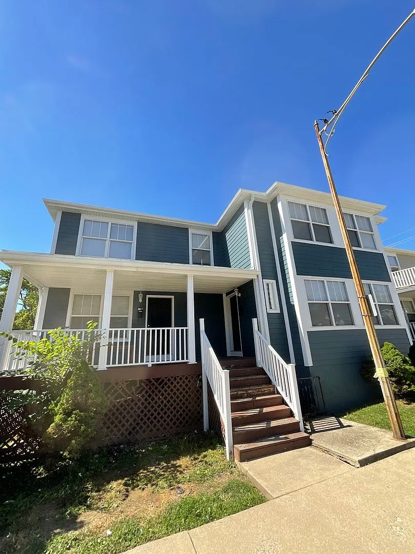 Available August 2027 5 Bed 3 Bath House Downtown — Photo 1