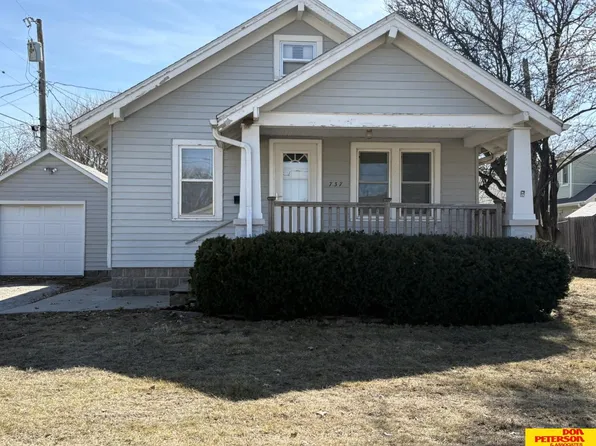 737 W 17th St, Fremont, NE 68025
