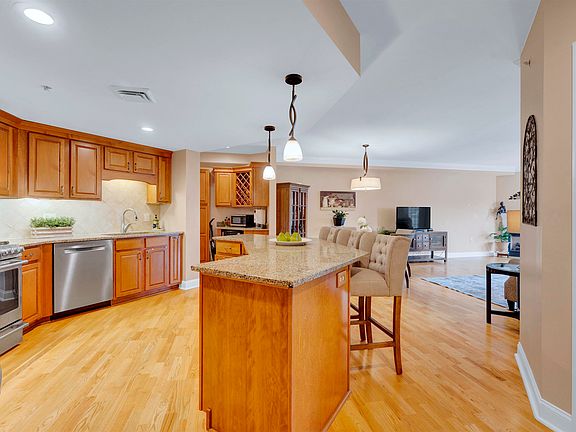 4th image of 65 Hawthorne Drive #305