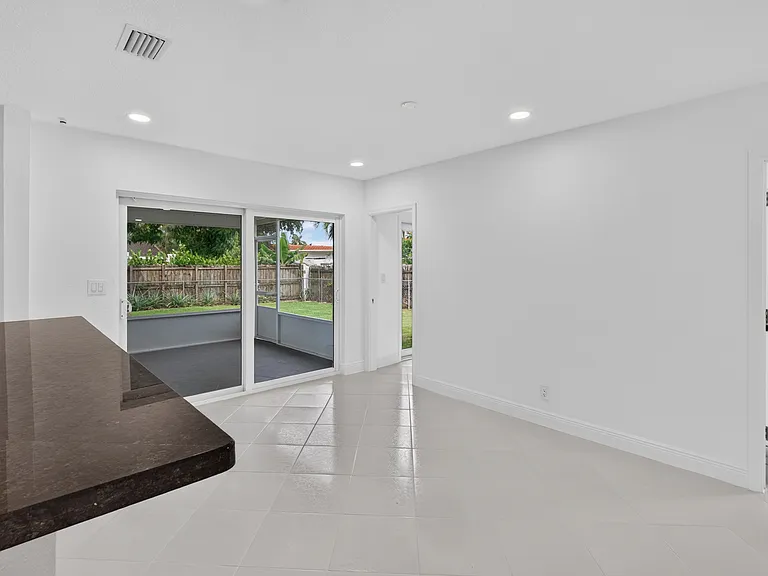 1200 SW 12th Ter — Photo 17