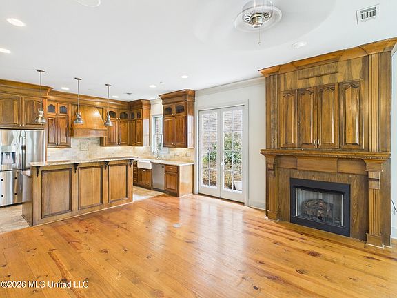 5th image of 310 Eastpark St