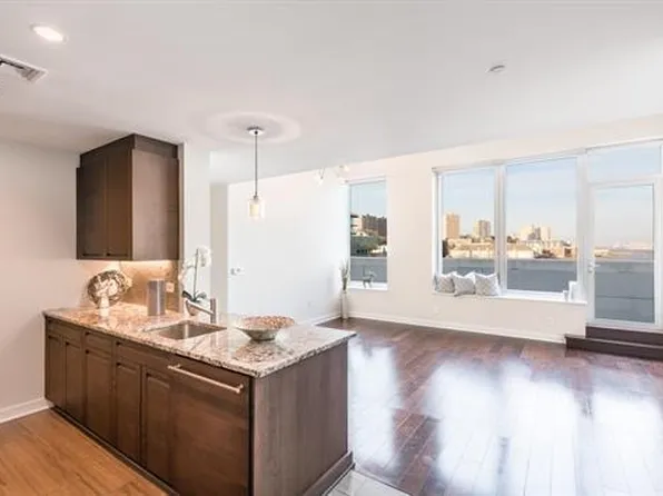 1000 Avenue At Port Imperial image 3 of 32