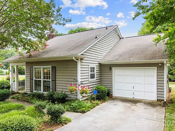 3rd image of 804 Bradford Woods Dr