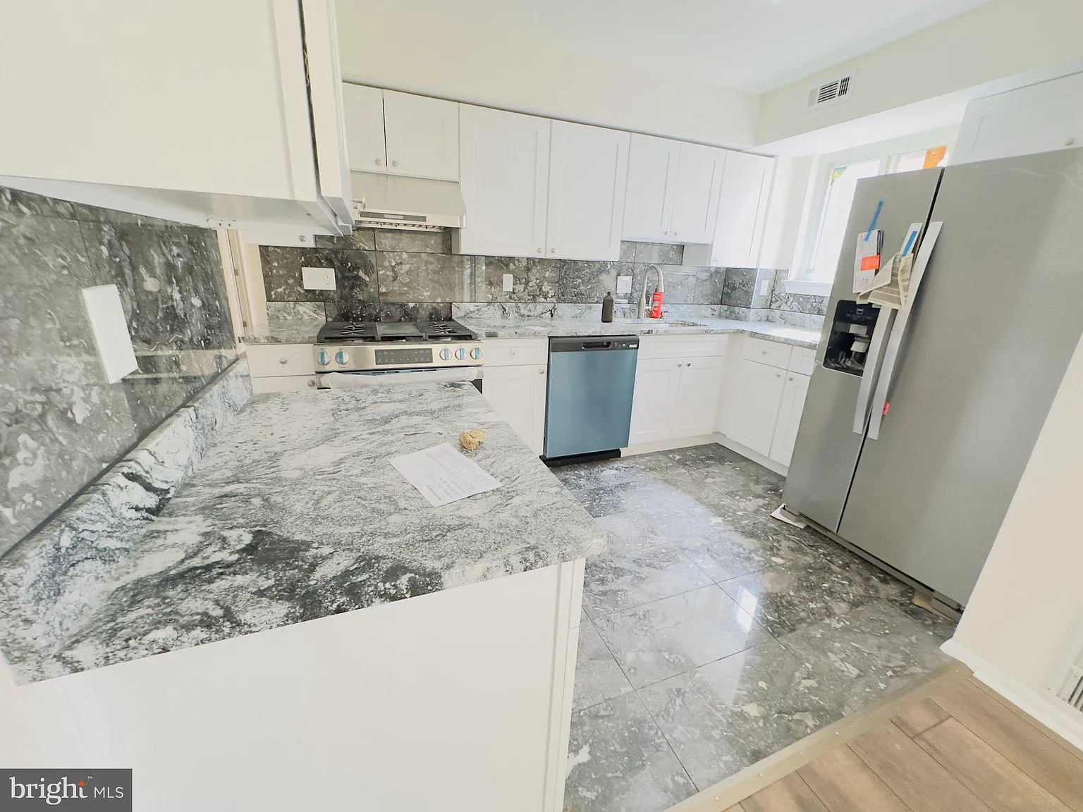 3 bed, 2.0 bath, 1161 sqft, $2,600 — Photo 4
