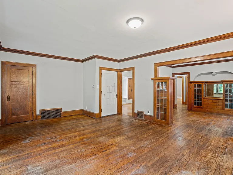 3040 N Maryland Ave — Photo 3