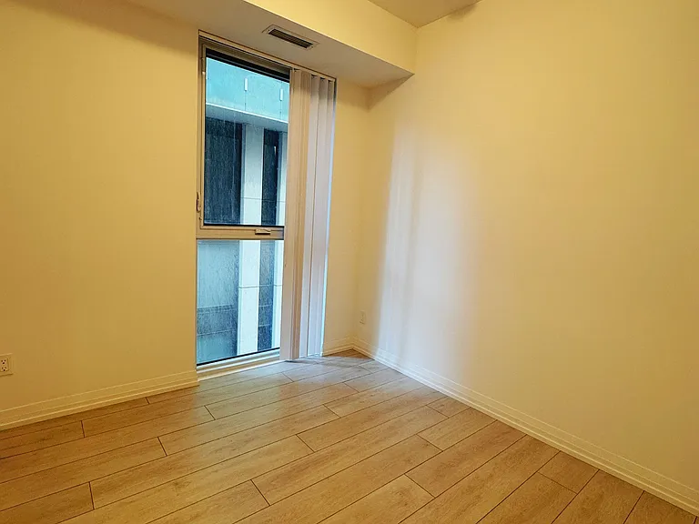 400 King St W #622 — Photo 9