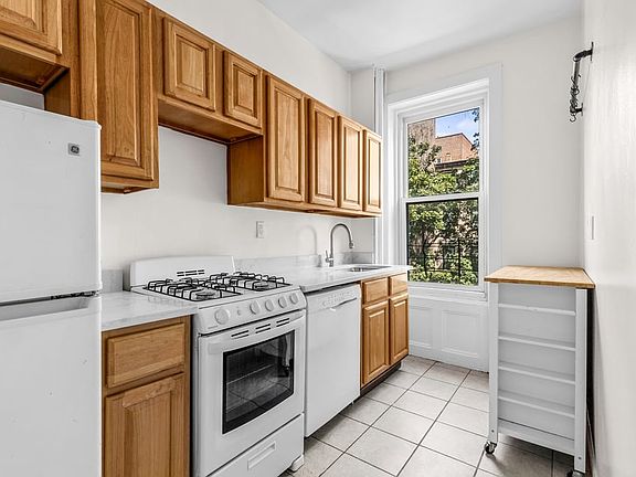 2nd image of 909 Union St APT 3