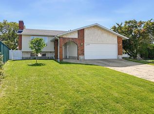6768 39th Ave NW, Edmonton, AB T6K 1T8