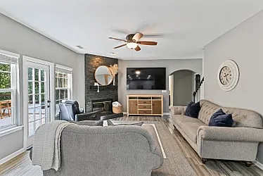 5 bed, 3300 sqft, $2,850 — Photo 2