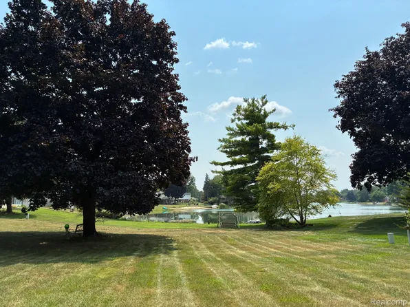 6366 Walker Dr, Troy, MI 48085