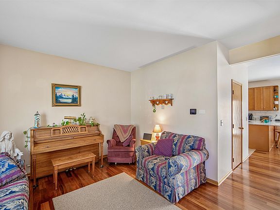 4th image of 10106 Hickory Ln