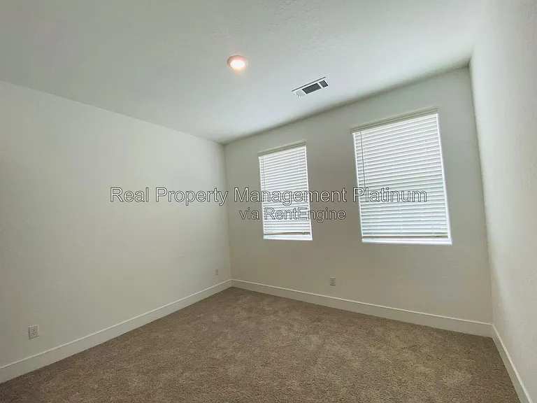 2752 E Tamarind Dr — Photo 27