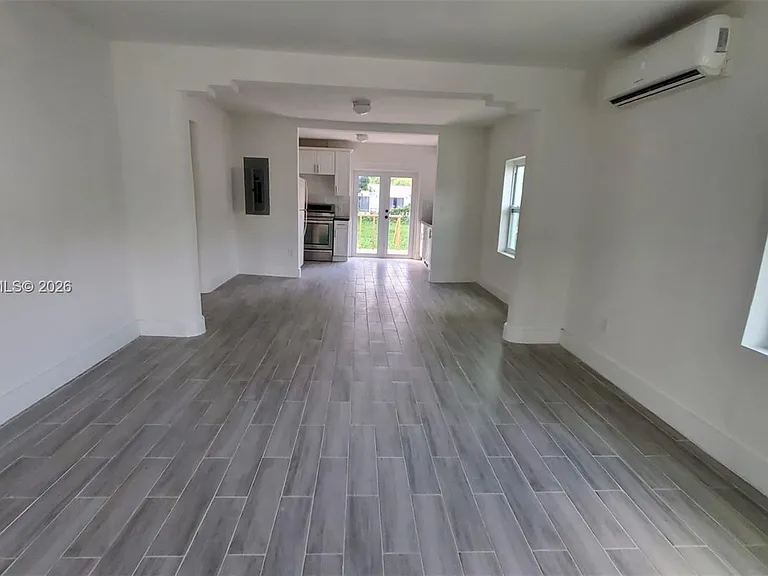 560 NW 53rd St — Photo 1
