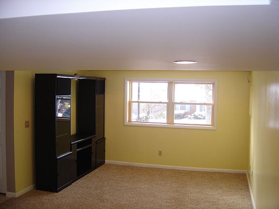 Large family room w/ new carpet