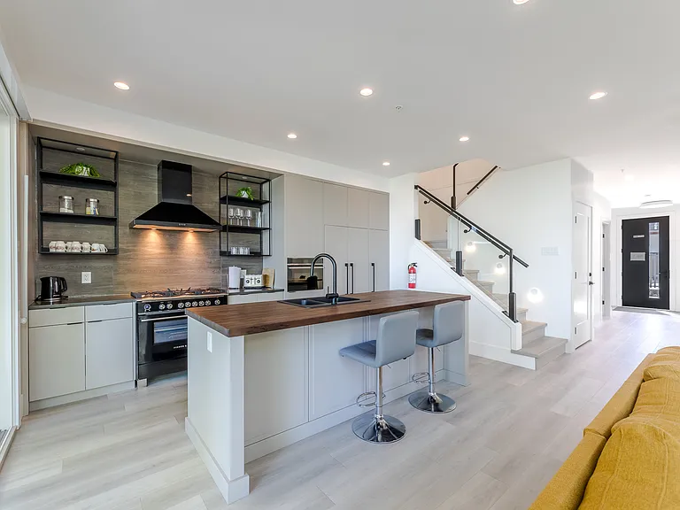 Landry Cres — Photo 23