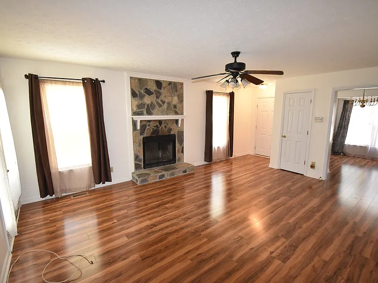 121 Sprucepine Dr — Photo 5