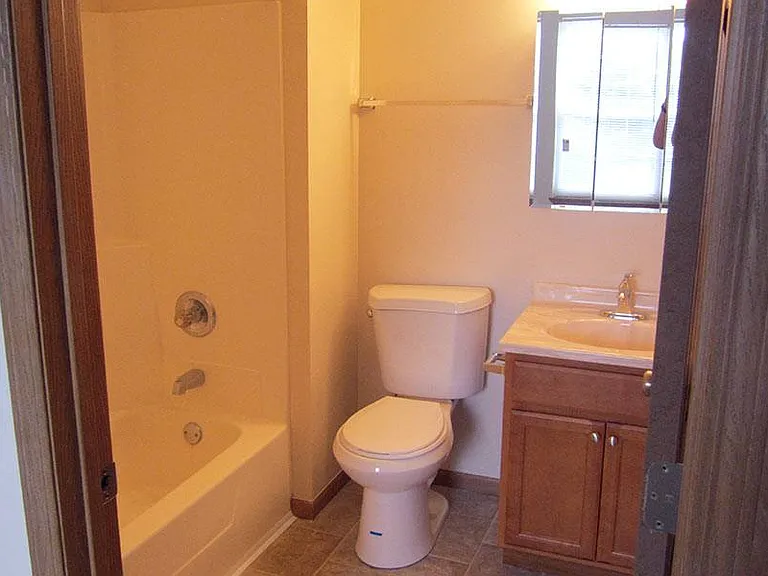 COLONIAL GARDENS APARTMENTS — Photo 10