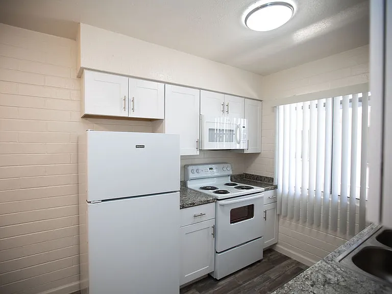 University Gardens Apartments — Photo 6