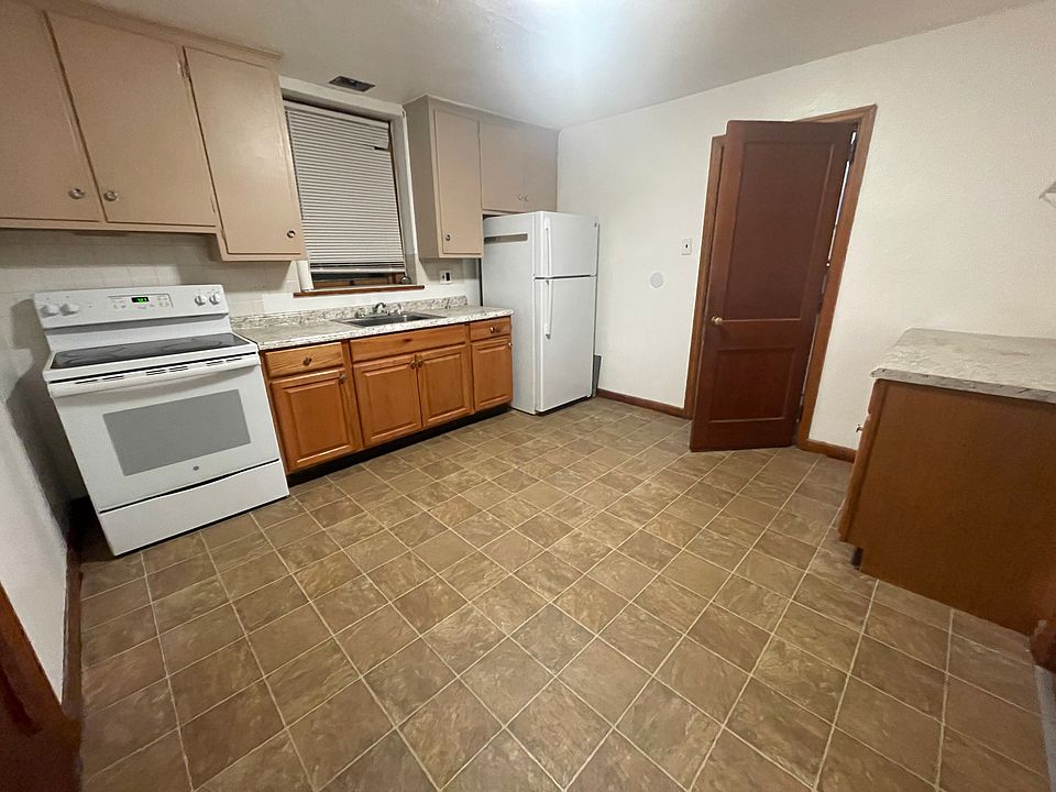 Kitchen (View 1)