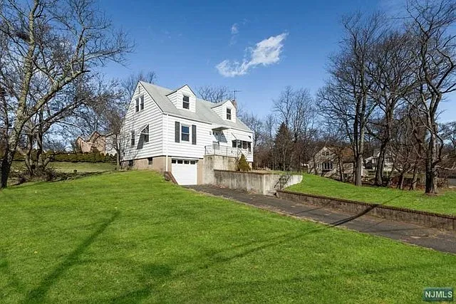 237 Oakwood Ave photo 1