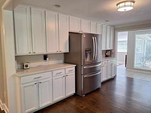 Great kitchen with lots of countertops and cabinet space
