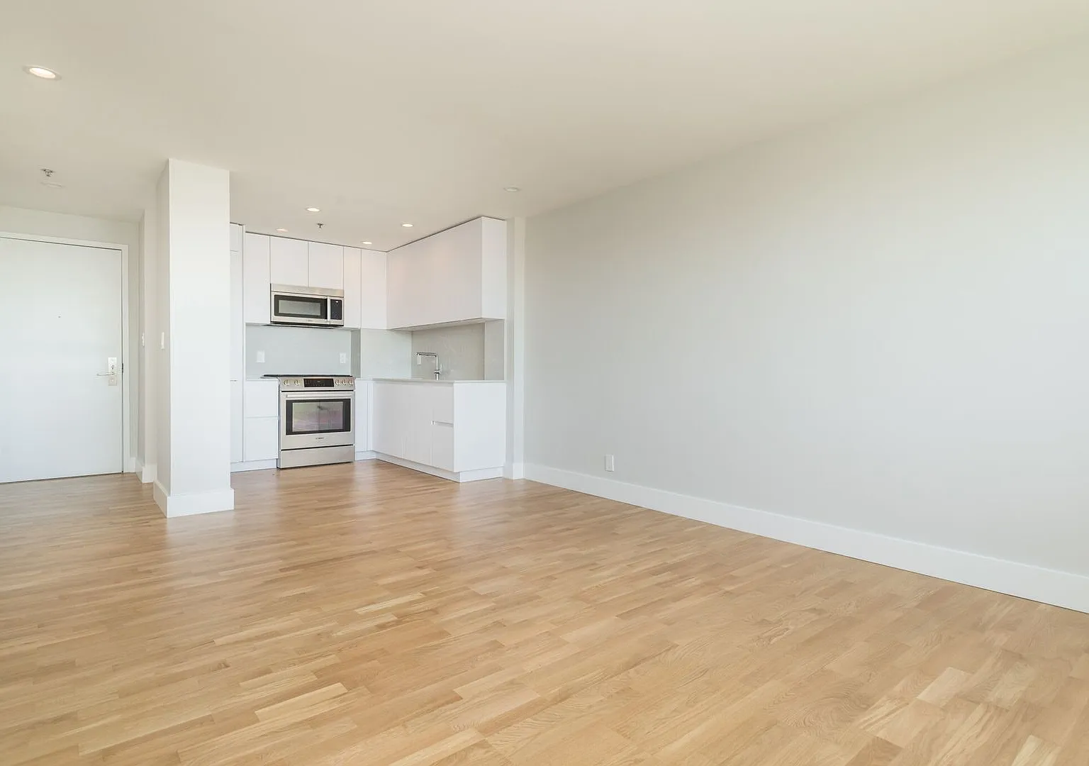 Beautiful condo next to Carson Beach with Move in Specials — Photo 4