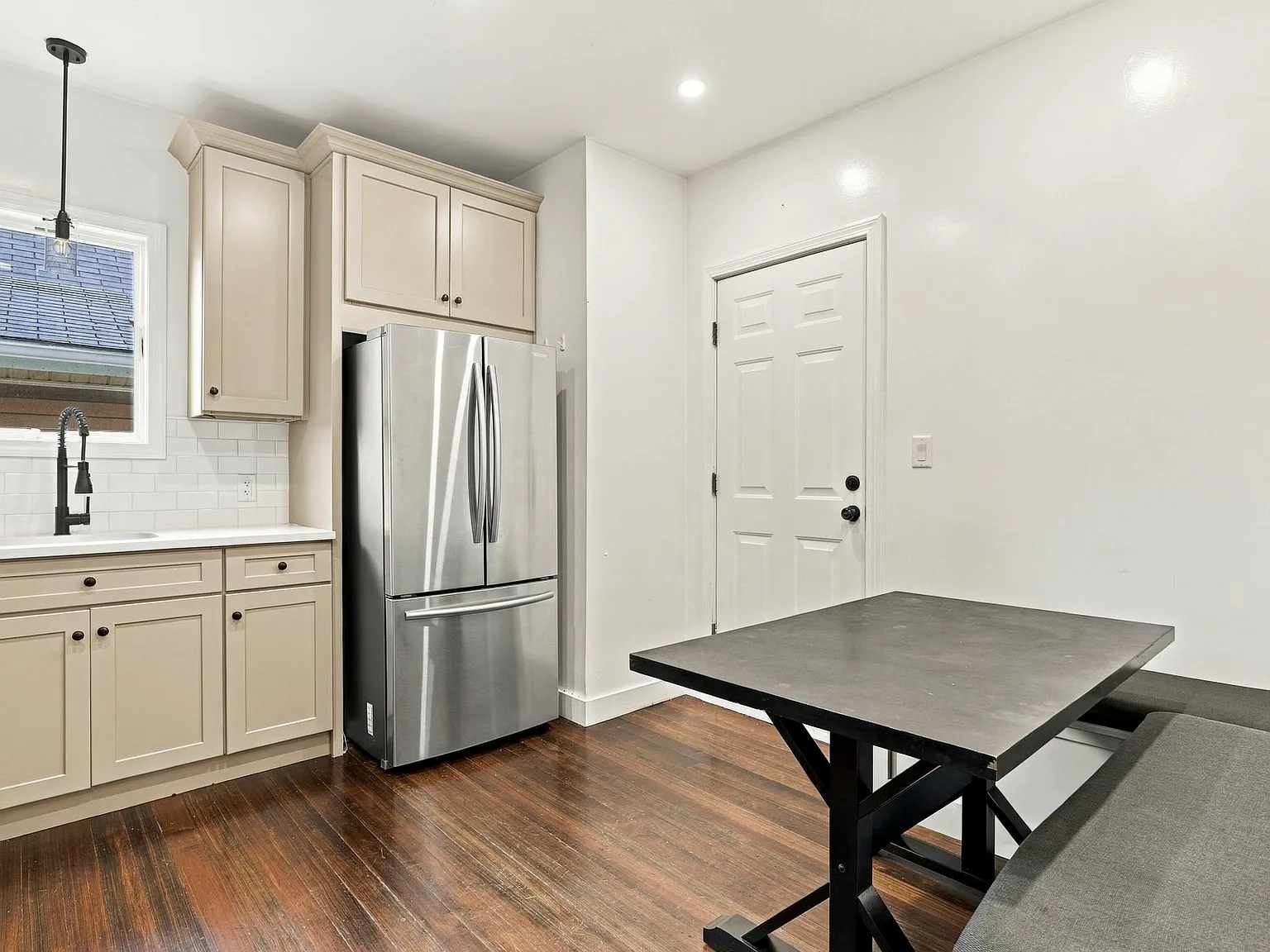 3 bed, 1.0 bath, 1400 sqft, $3,000 — Photo 3
