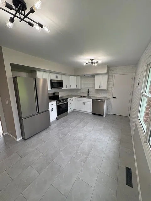 3 bed, 1.5 bath, 1335 sqft, $2,500 — Photo 4