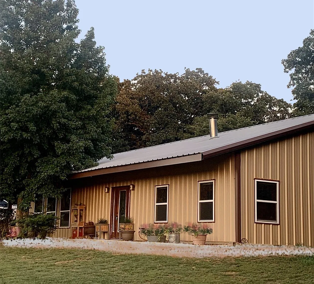 4 bed, 2400 sqft, $3,999 — Photo 4
