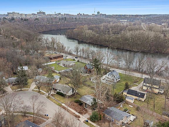 4th image of 235 Brookside Dr
