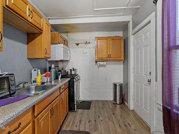 3rd image of 2511 6th Avenue