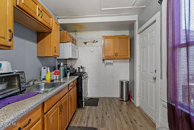 3rd image of 2511 6th Avenue