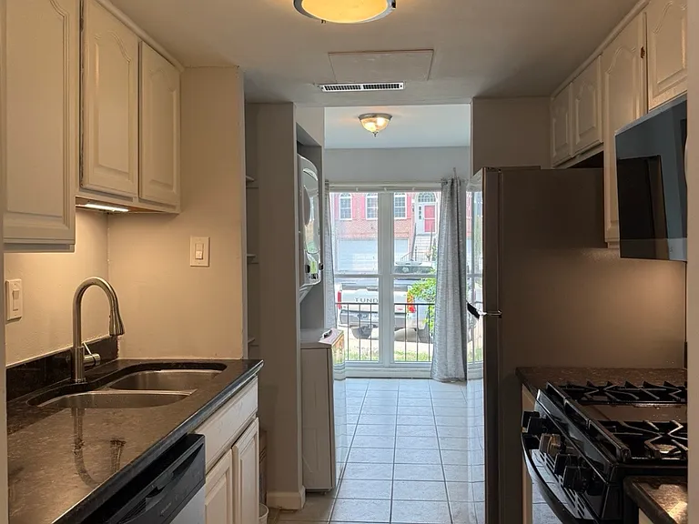 238 N Stevenson Sq — Photo 5