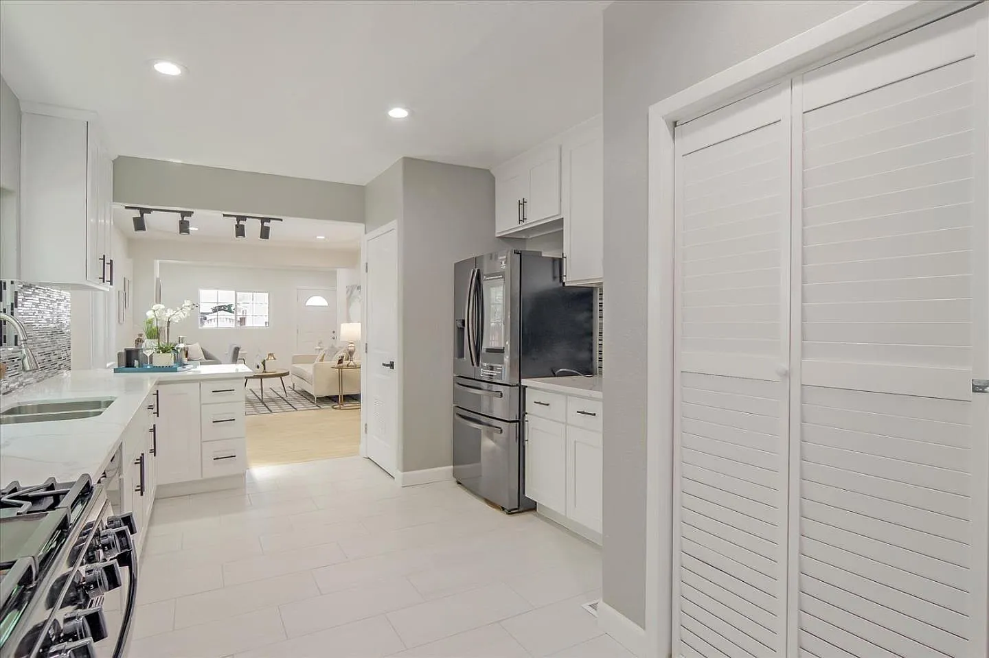 3 bed, 1300 sqft, $4,300 — Photo 1