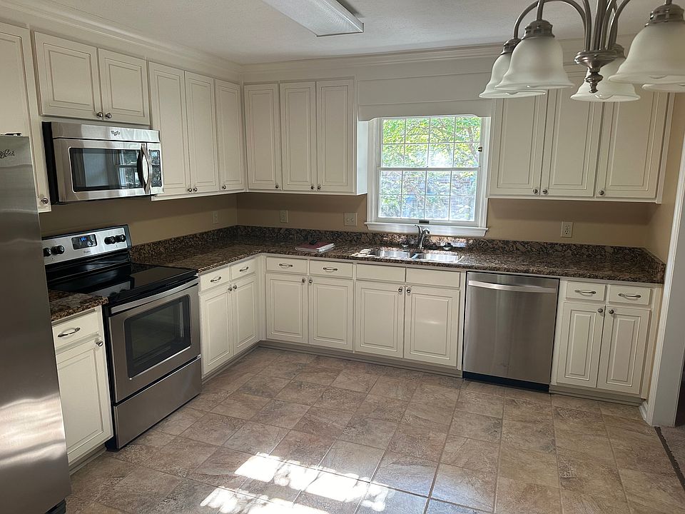 Kitchen. Granite counters, tile floor
