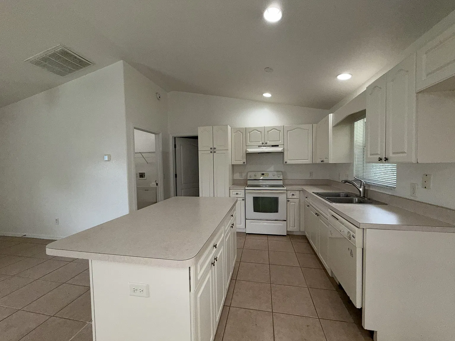 3 bed, 1212 sqft, $1,800 — Photo 2