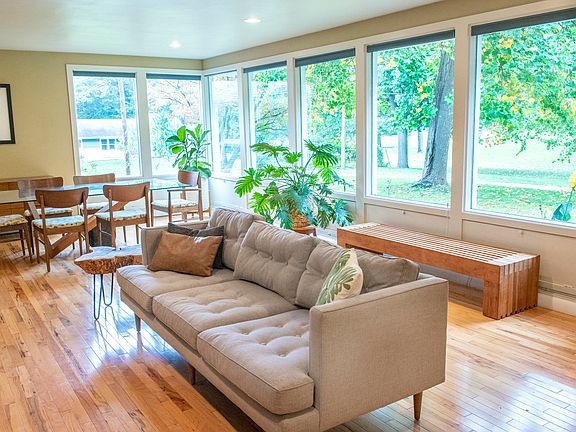 2nd image of 406 Parkdale Blvd