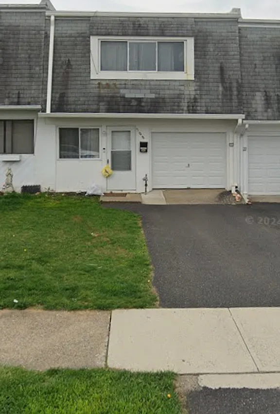 Updated 2 Bedroom Available Now ! — Photo 1