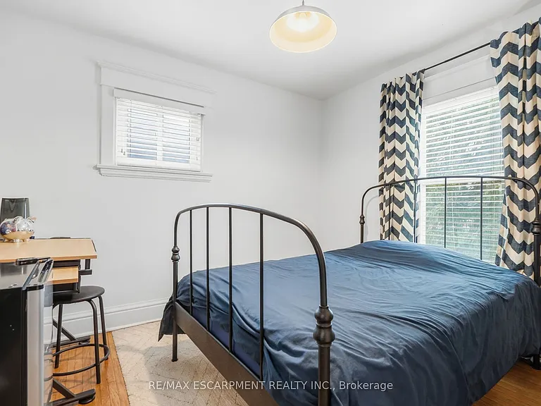 37 Connaught Ave S — Photo 24