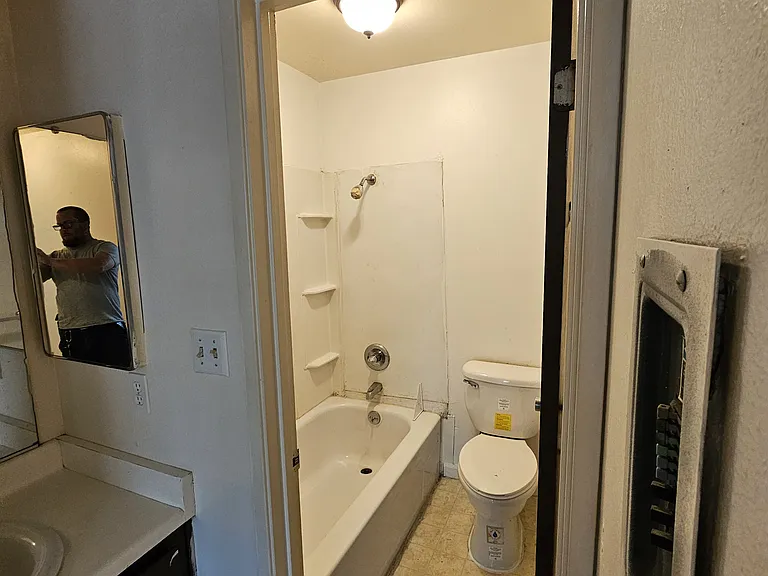 915 W Miner St — Photo 29