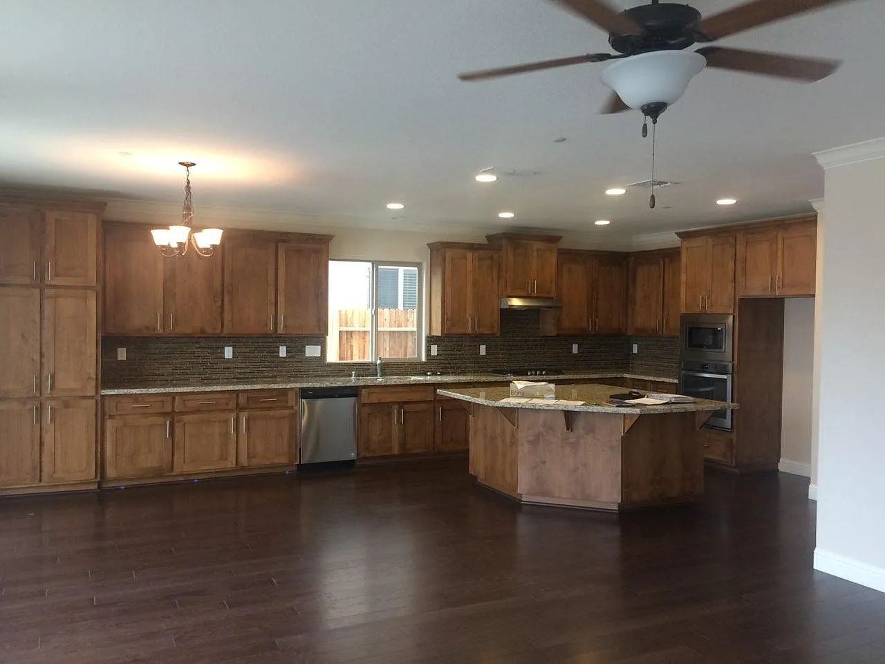6 bed, 3641 sqft, $3,995 — Photo 2