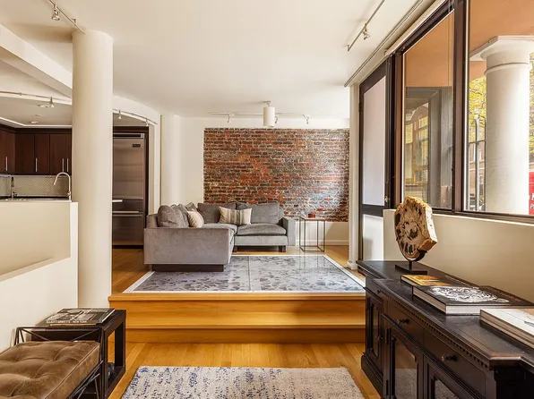 357 W 12th St #1E, New York, NY 10014