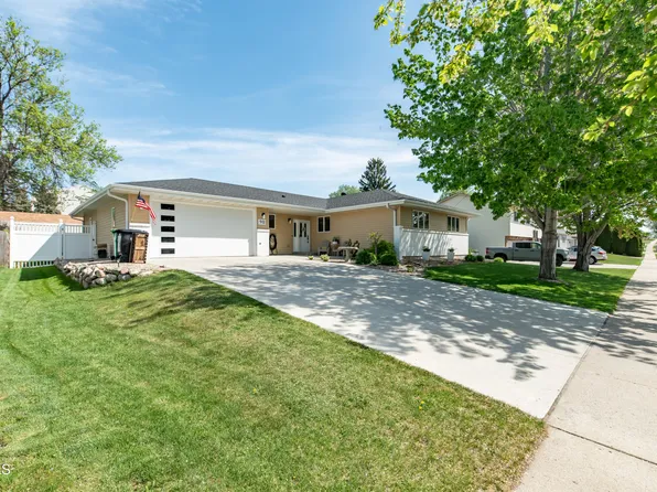 512 Weatherby Way, Bismarck, ND 58503