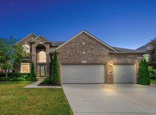 18852 Newbridge Dr, Macomb, MI 48044